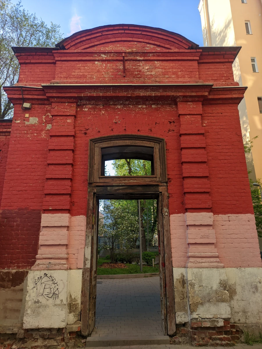 Руины стены дома