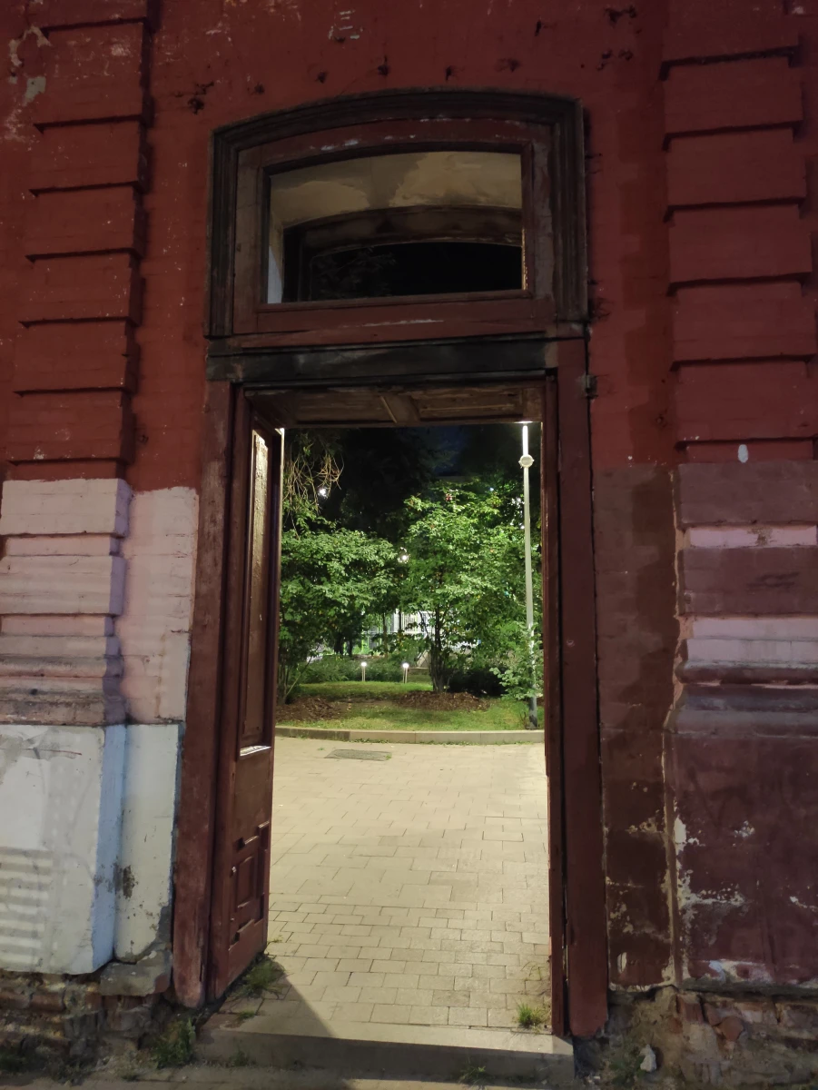 Руины стены дома