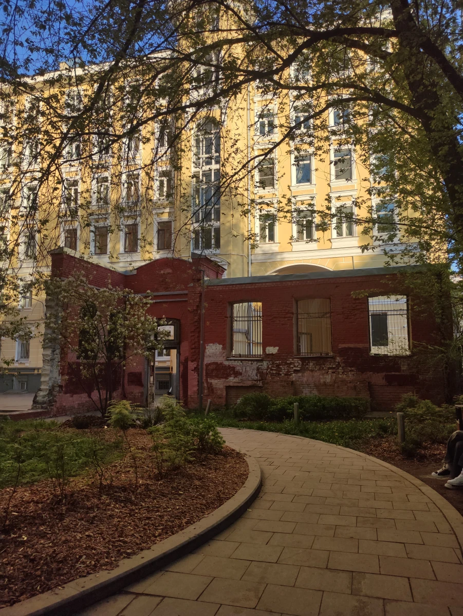 Руины стены дома