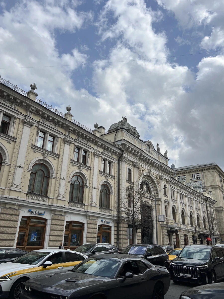 Ворота и двери на Неглинной улице