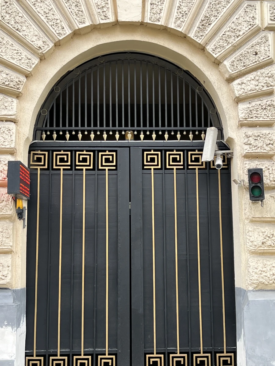 Ворота и двери на Неглинной улице