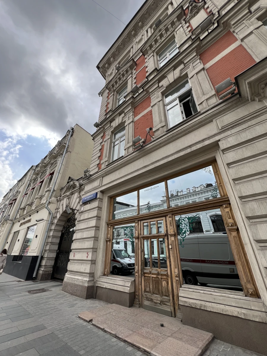 Ворота и двери на Неглинной улице