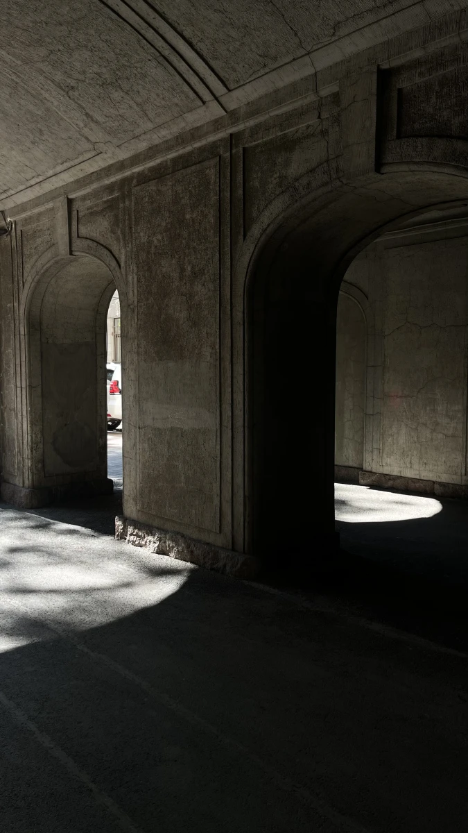 Арка у метро «петроградская»