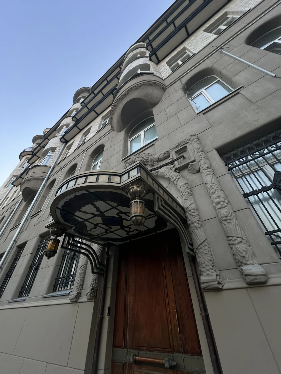 Дверь в Староваганьковском переулке