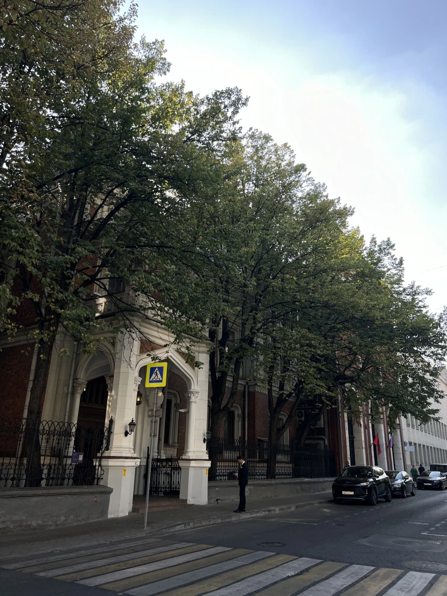 Две красивые входные двери в Гранатном переулке