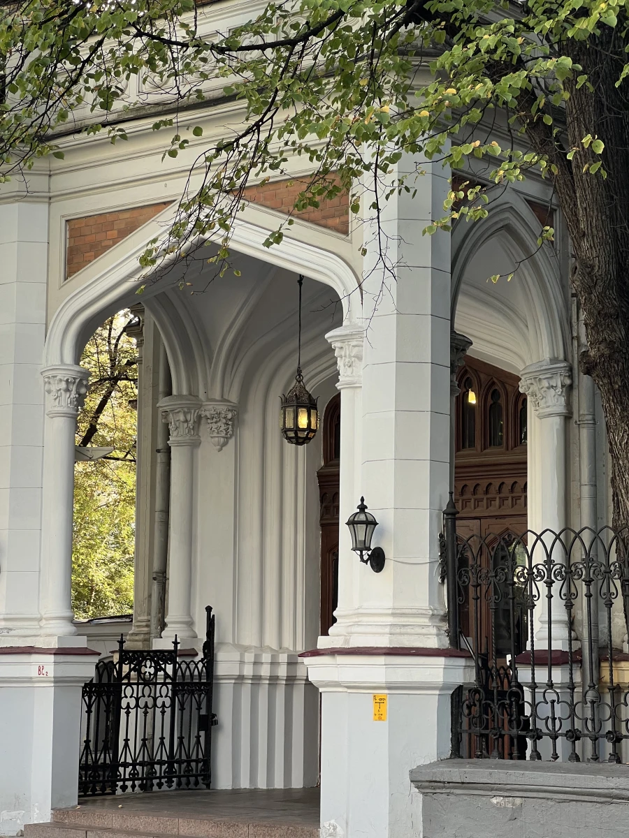 Две красивые входные двери в Гранатном переулке