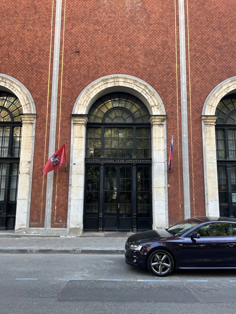 Две красивые входные двери в Гранатном переулке