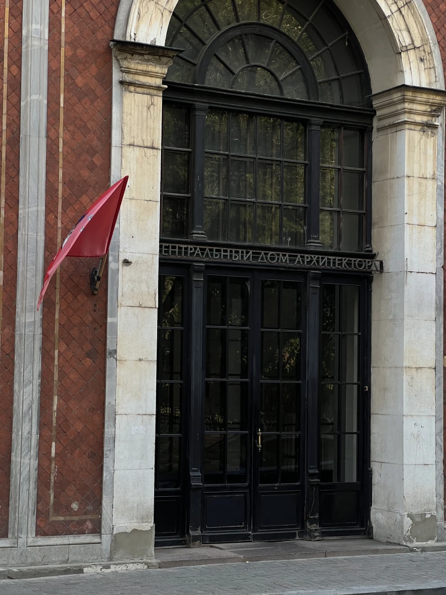 Две красивые входные двери в Гранатном переулке