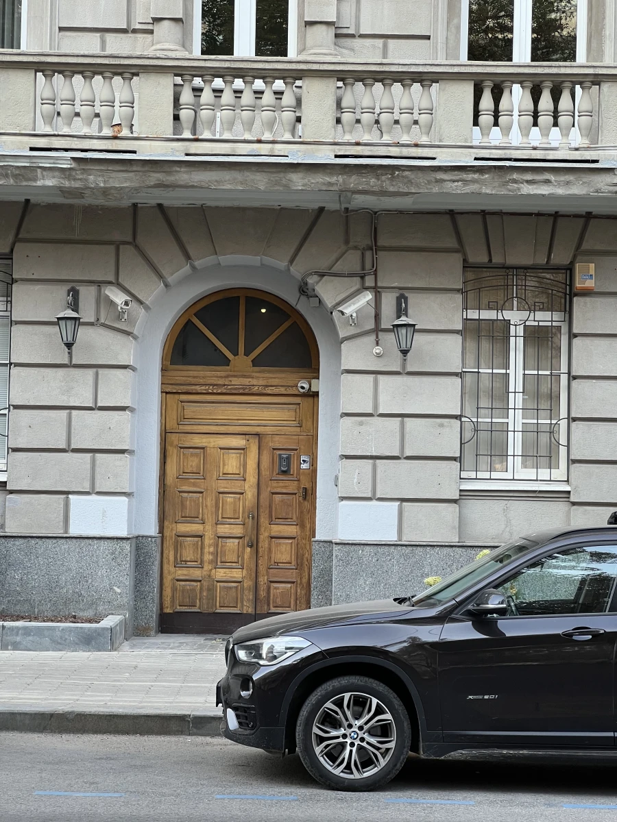 Эстетичная дверь на Поварской улице