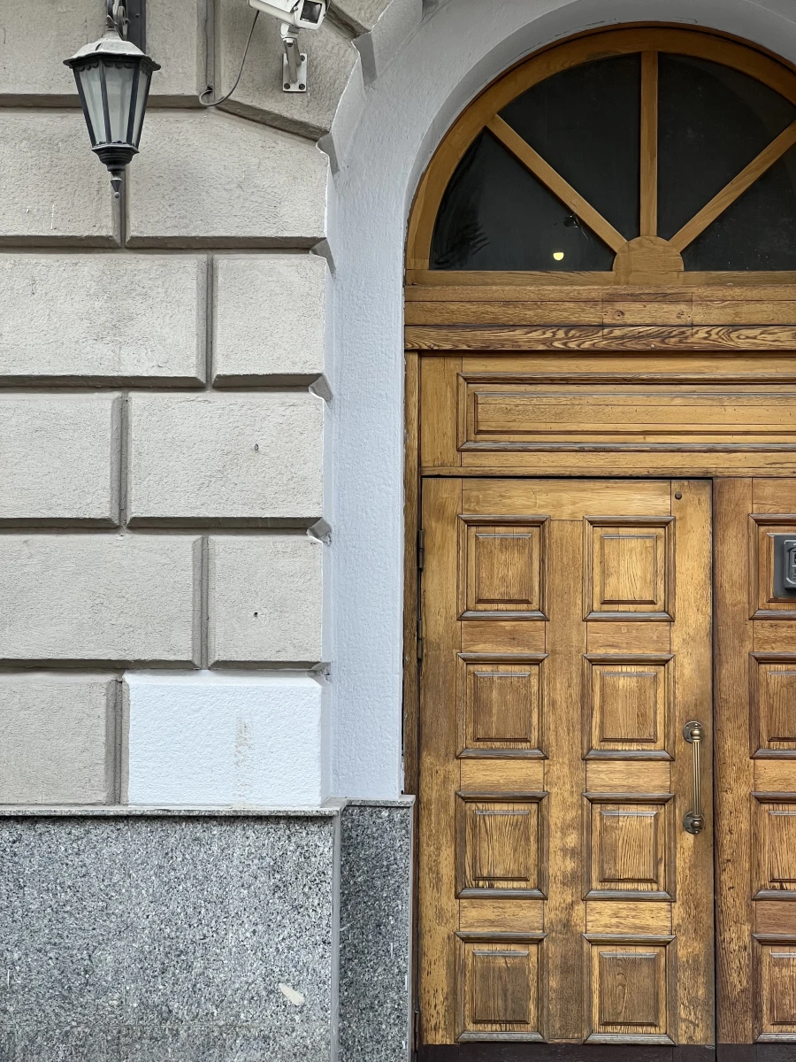 Эстетичная дверь на Поварской улице