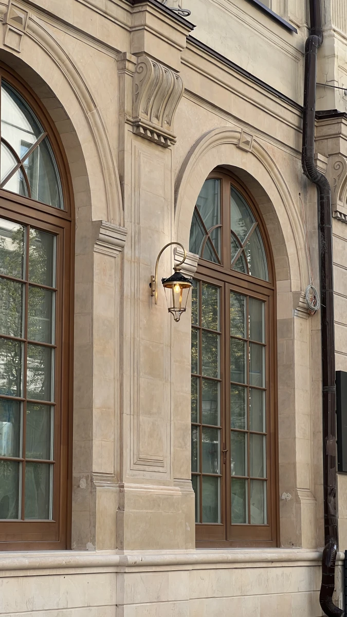 Фасад здания с полукруглыми окнами