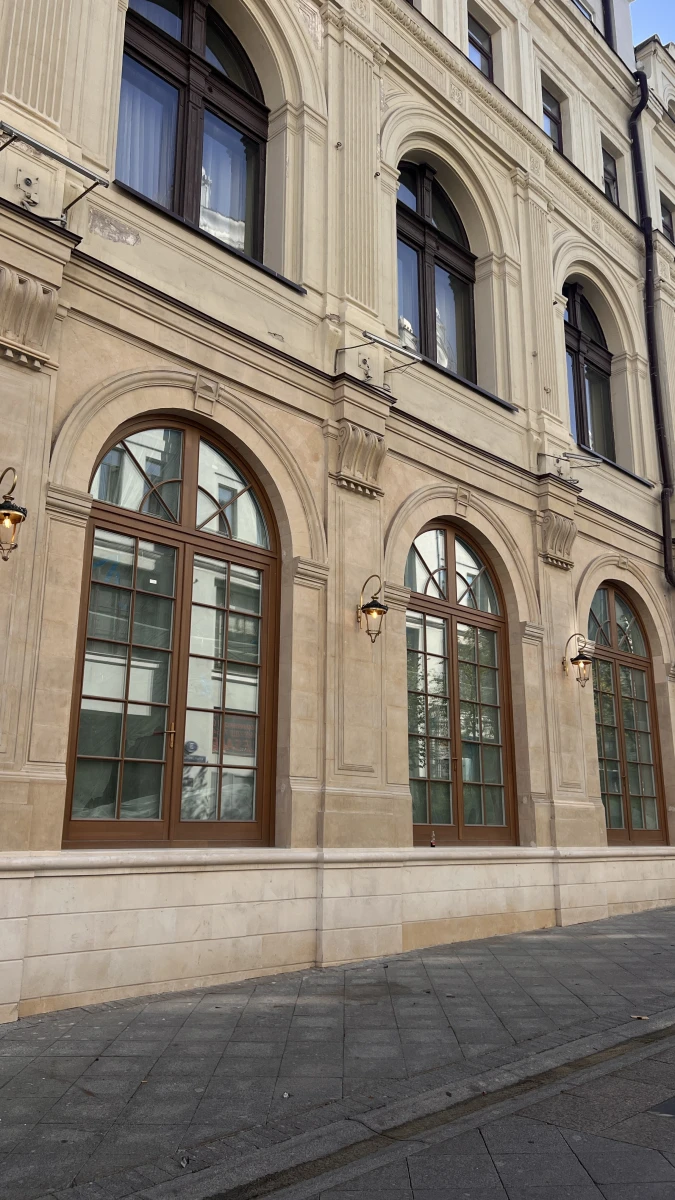 Фасад здания с полукруглыми окнами