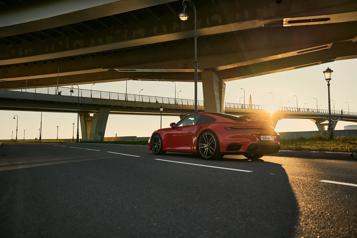 Съемка с видом на мост с авто