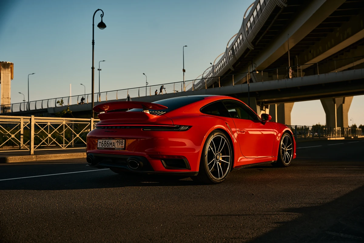 Съемка с видом на мост с авто