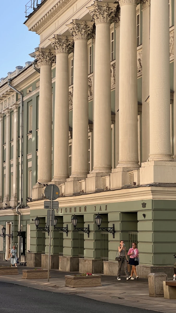 Фасад с колоннами