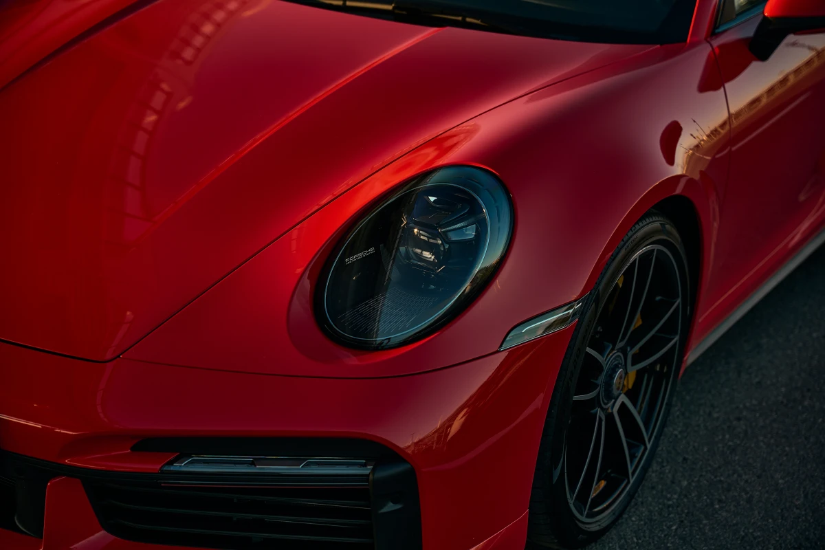 Съемка с видом на мост с авто