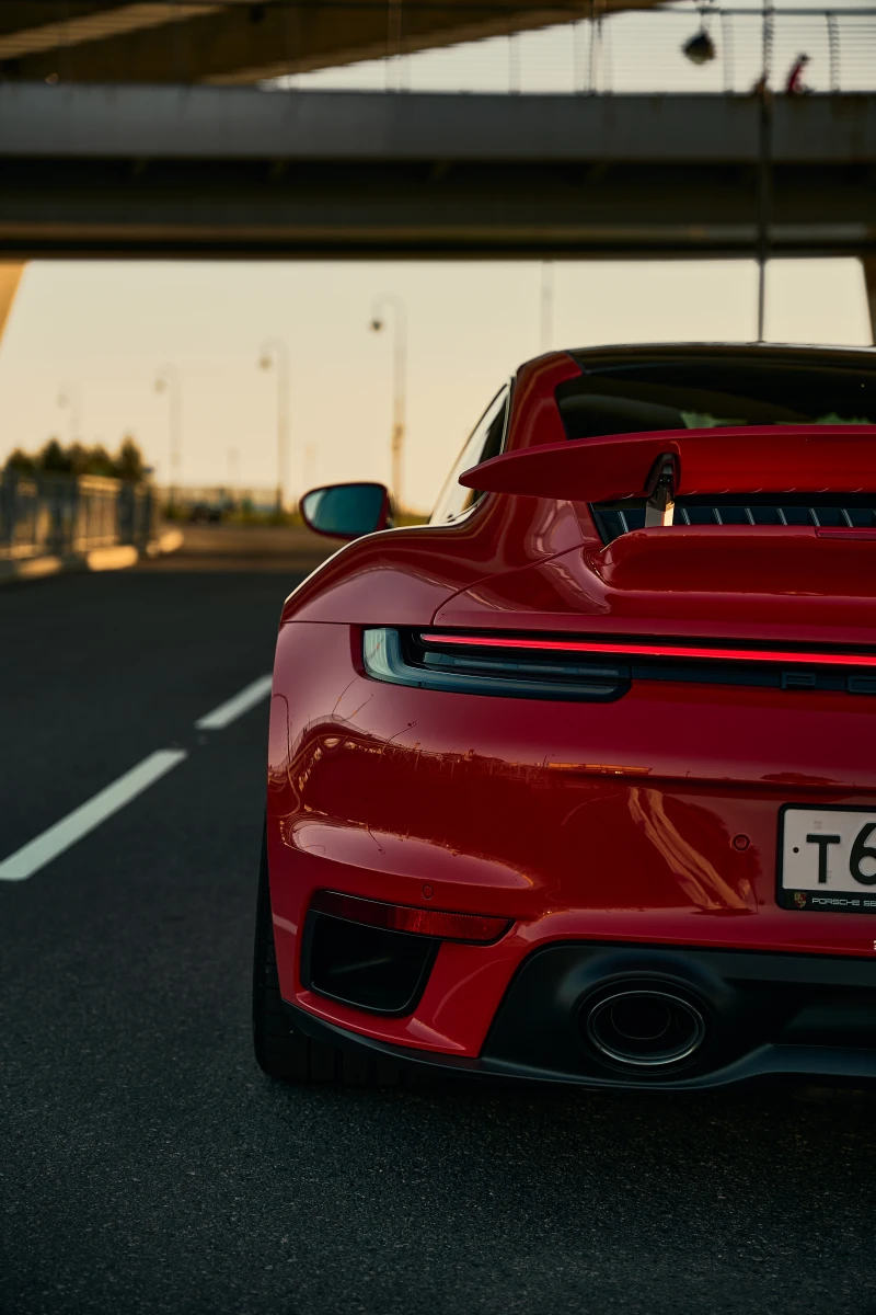 Съемка с видом на мост с авто