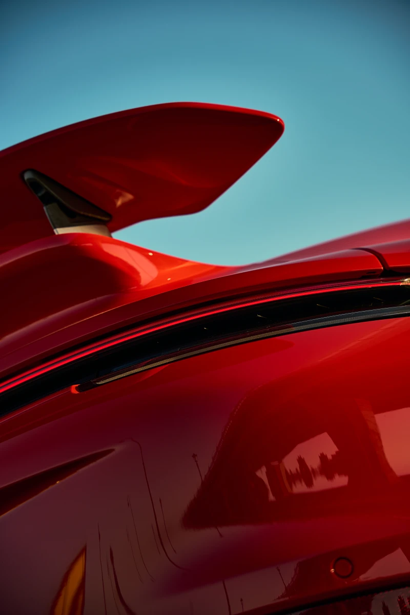 Съемка с видом на мост с авто