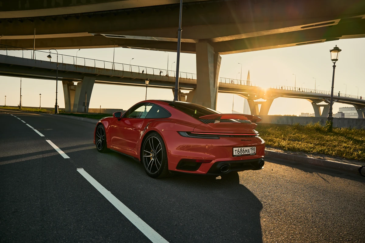 Съемка с видом на мост с авто