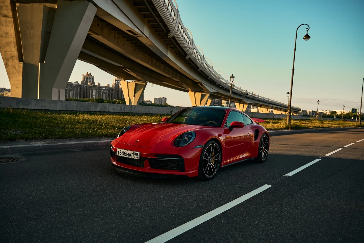 Съемка с видом на мост с авто