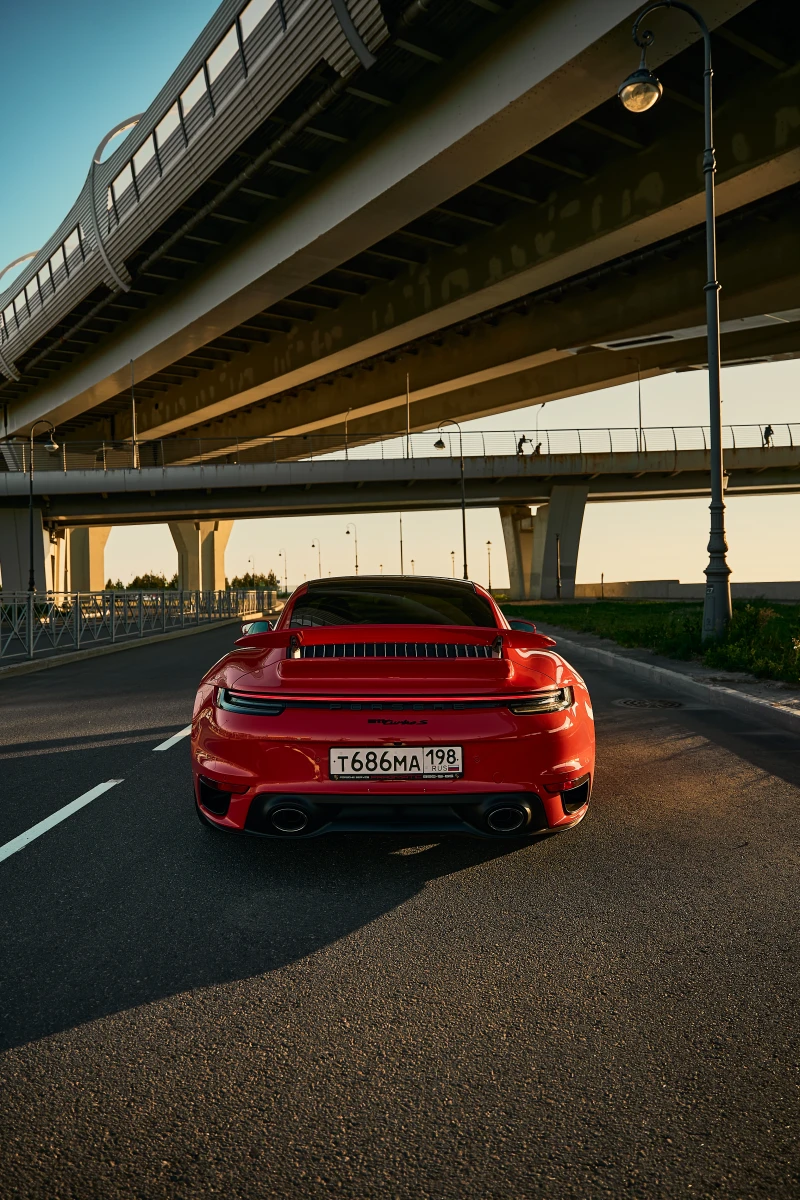 Съемка с видом на мост с авто