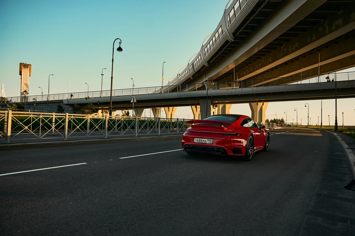 Съемка с видом на мост с авто