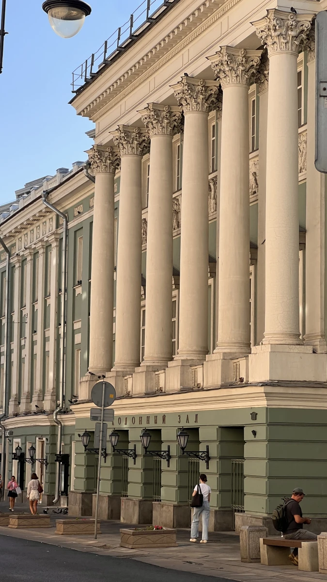 Фасад с колоннами