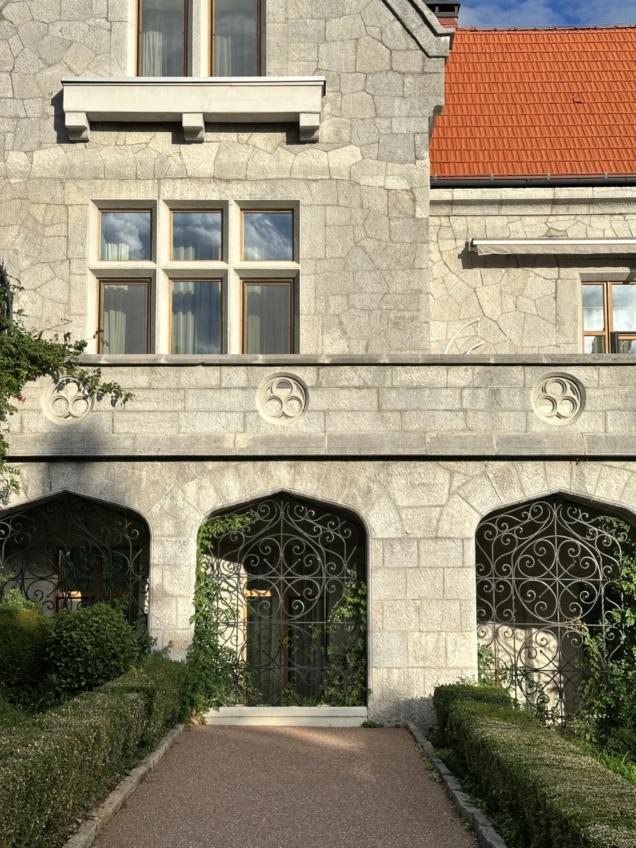 Дворец Харакс в Крыму