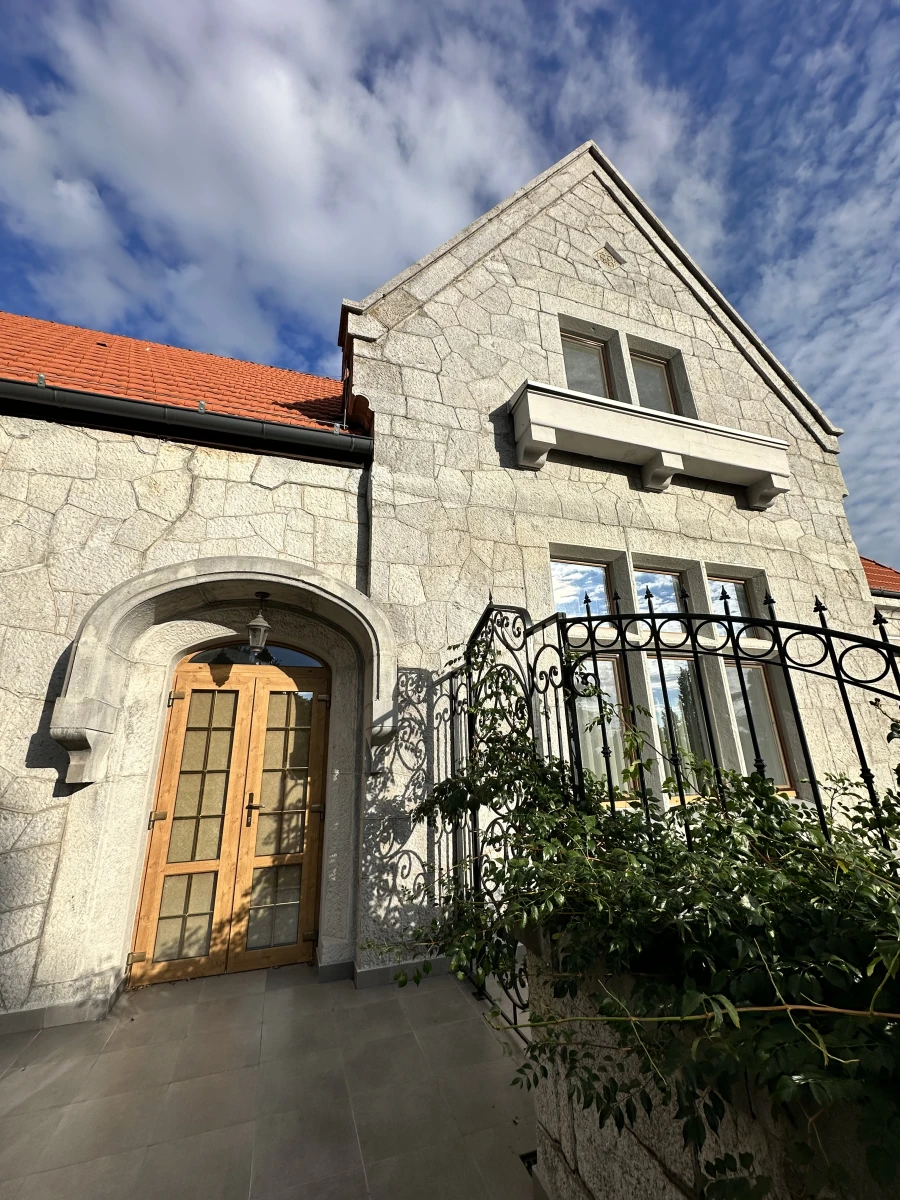 Дворец Харакс в Крыму