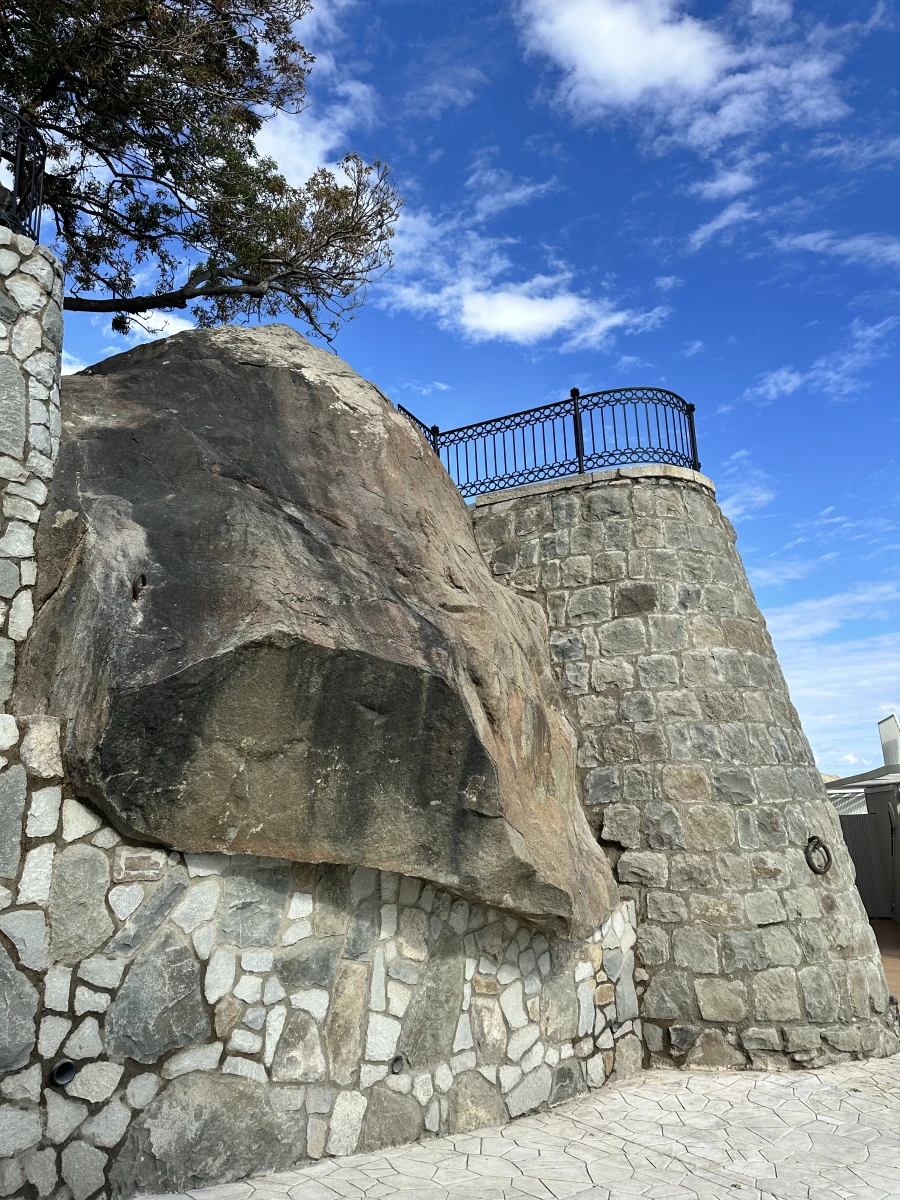 Скала Порт-Жорж в Алупке