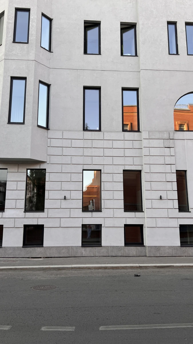 Фасад здания в минималистичном стиле