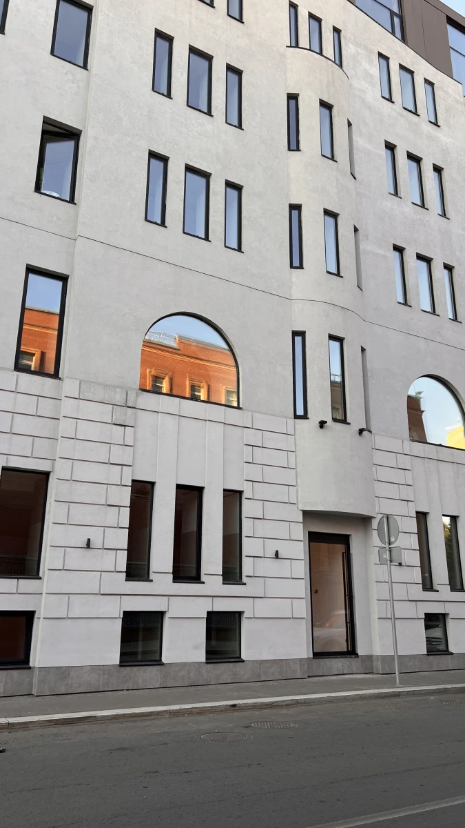 Фасад здания в минималистичном стиле