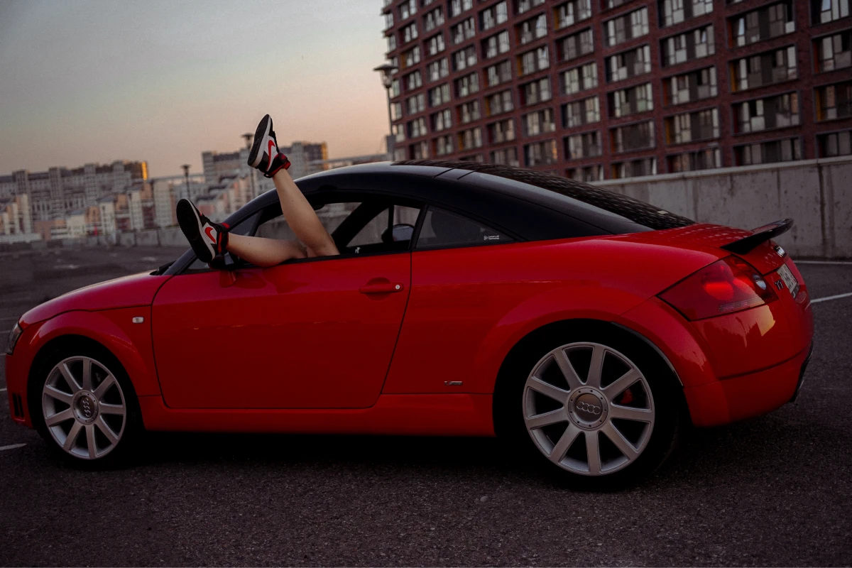 Уличная красивая парковка Авиапарка