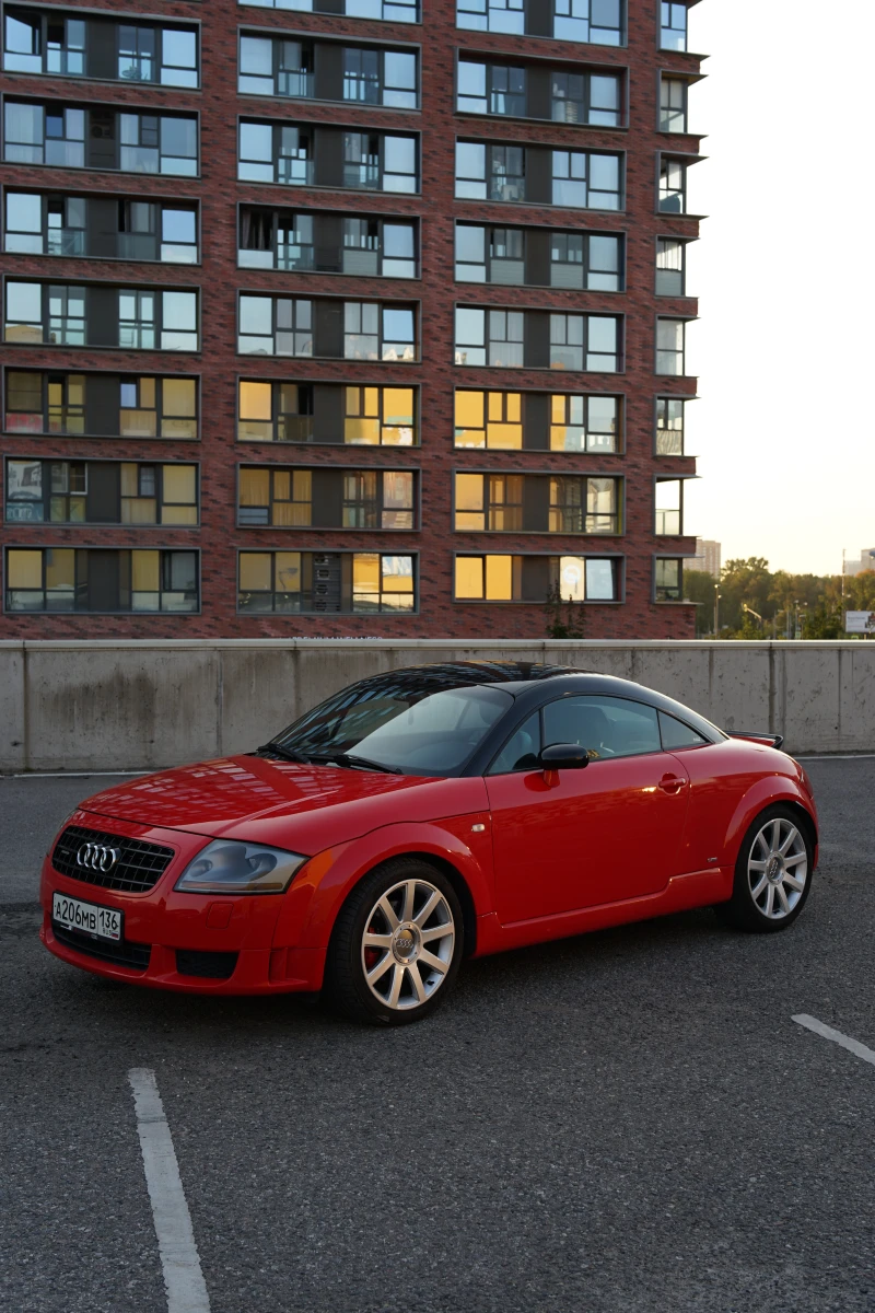 Уличная красивая парковка Авиапарка