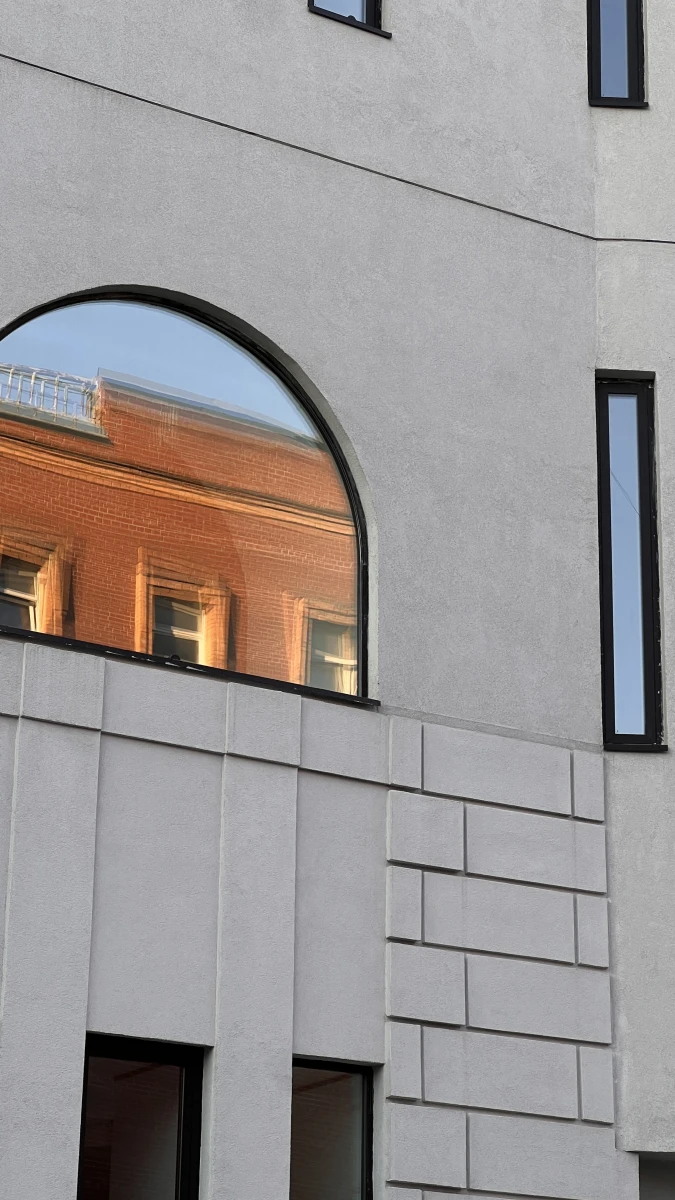 Фасад здания в минималистичном стиле