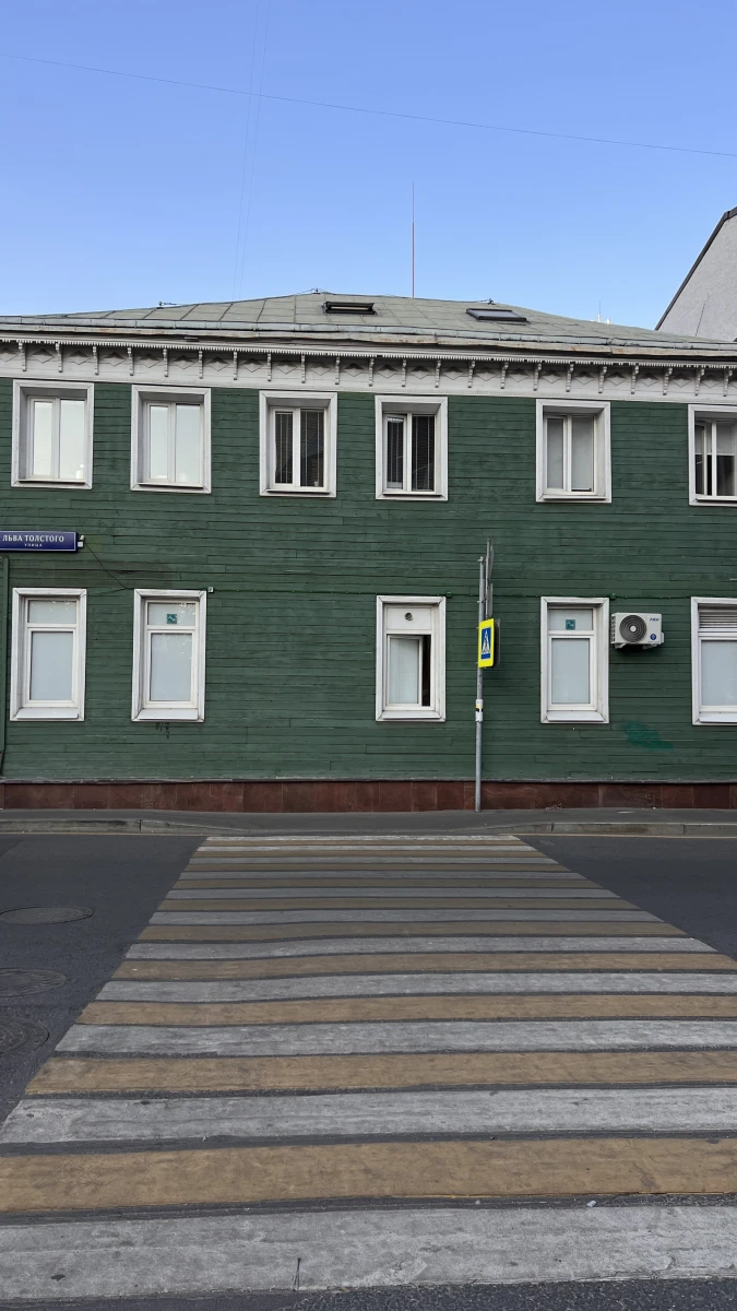 Нетипичный для Москвы деревянный фасад