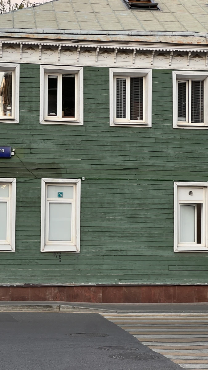 Нетипичный для Москвы деревянный фасад