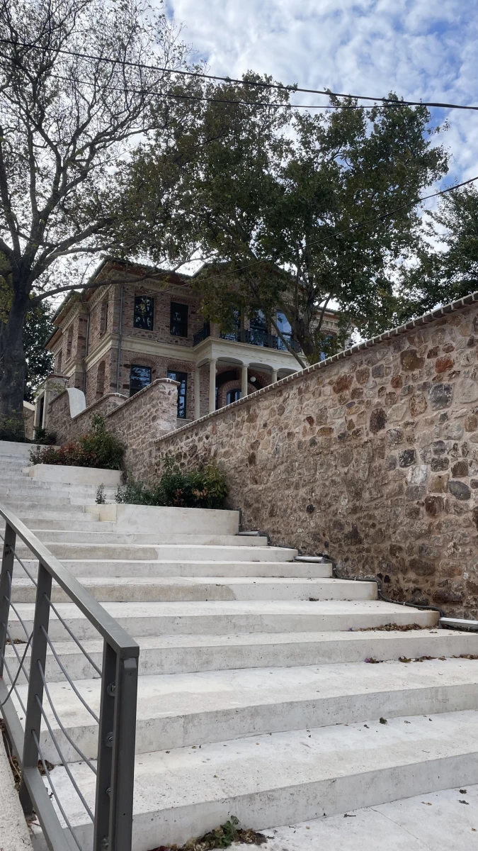 Лестница у Каменной школы на острове Адалар