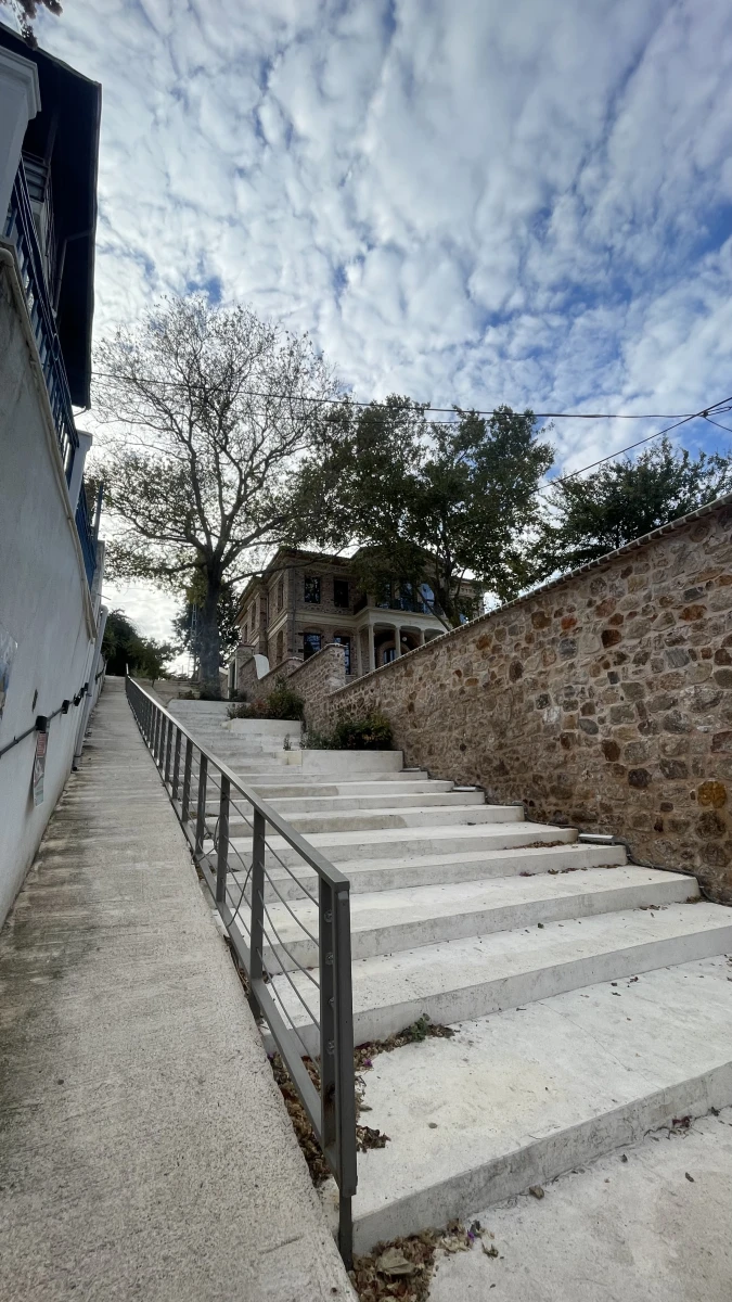 Лестница у Каменной школы на острове Адалар