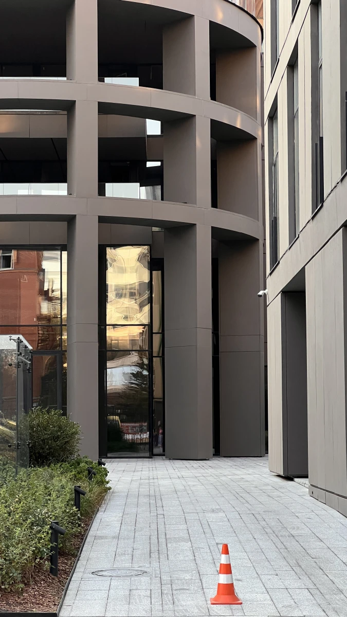 Полукруглый фасад в серых тонах