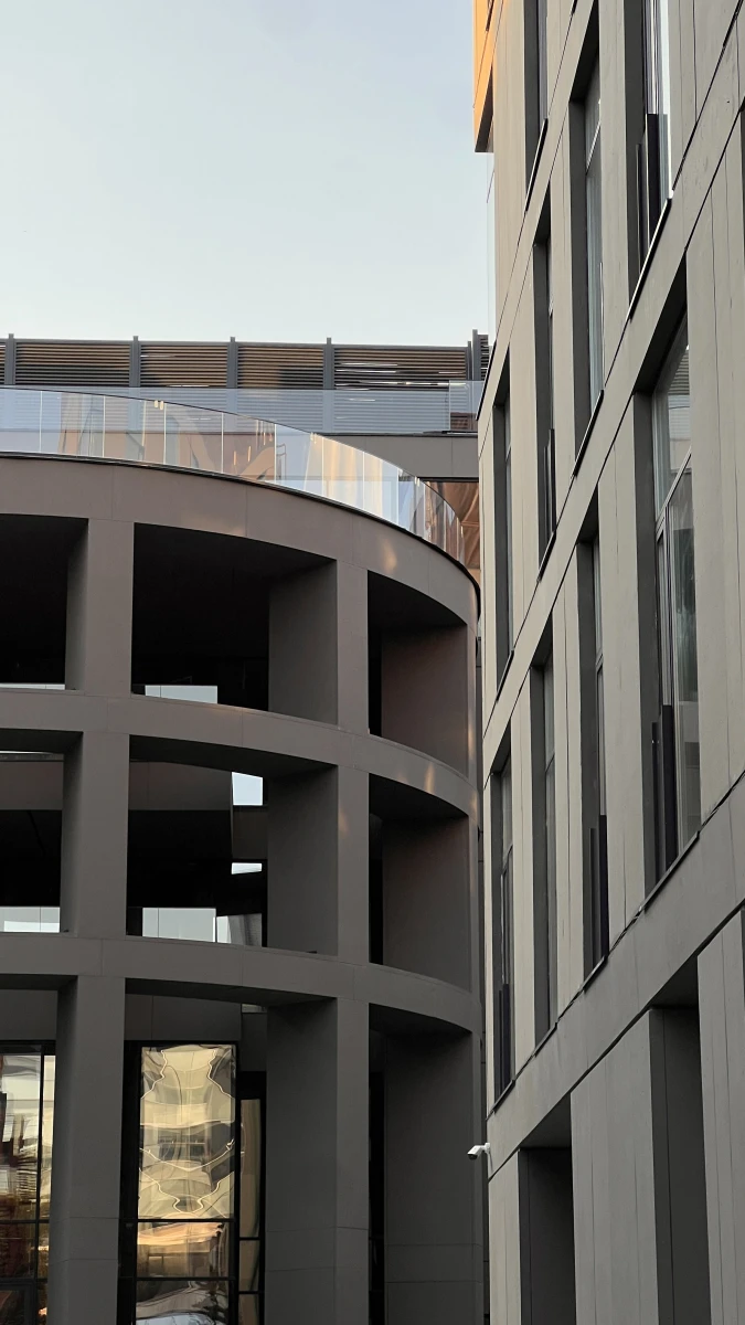 Полукруглый фасад в серых тонах