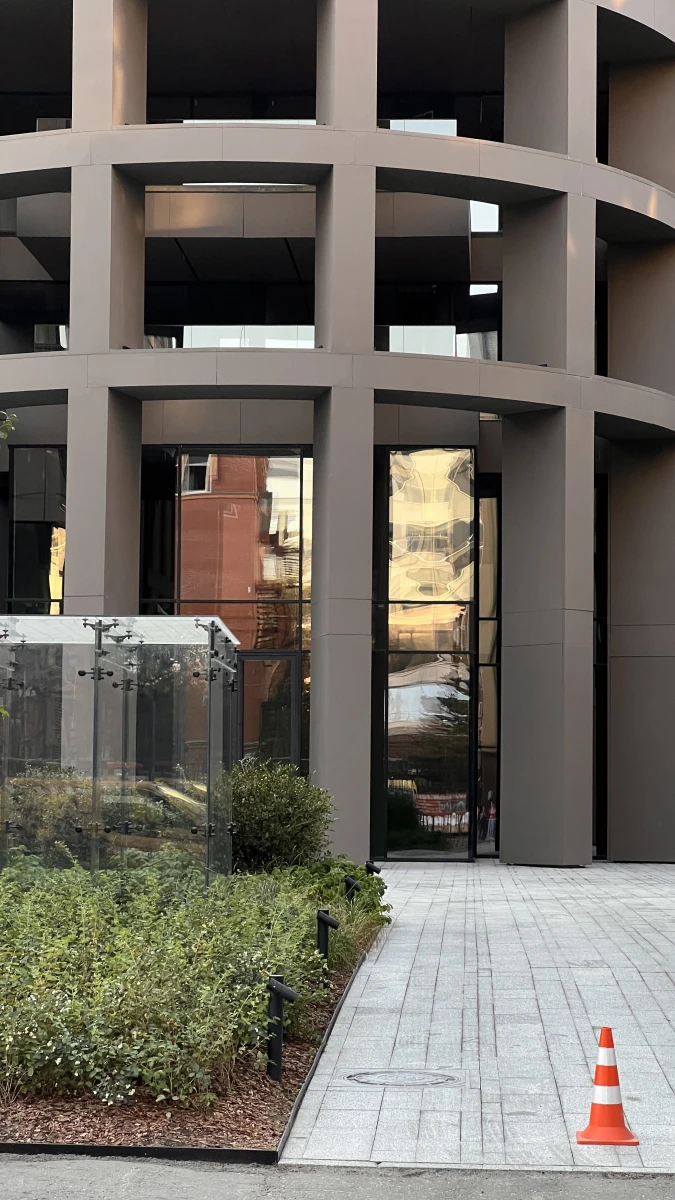 Полукруглый фасад в серых тонах