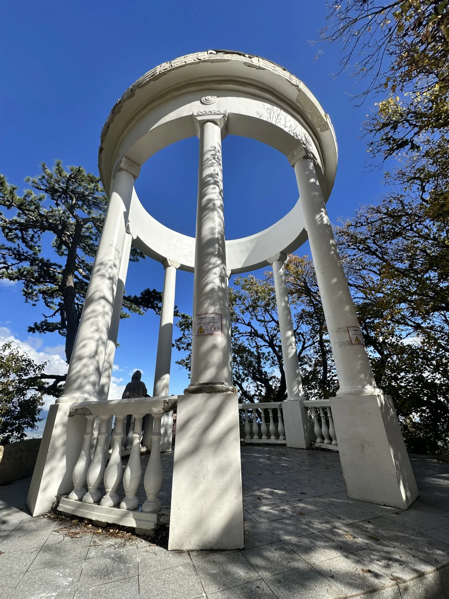 Серебряная беседка на горе Ай-петри