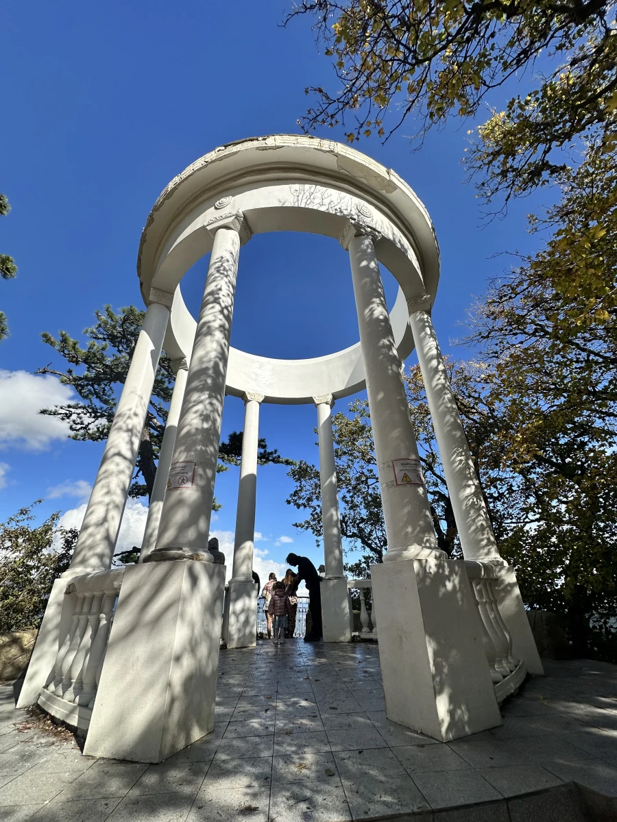 Серебряная беседка на горе Ай-петри