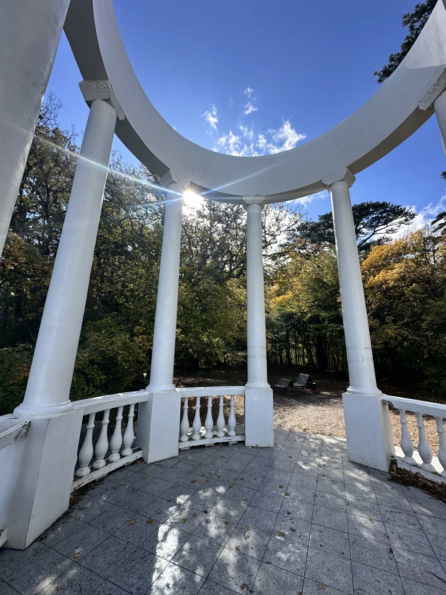 Серебряная беседка на горе Ай-петри