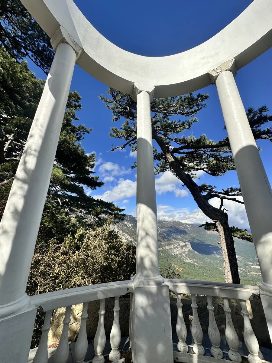 Серебряная беседка на горе Ай-петри