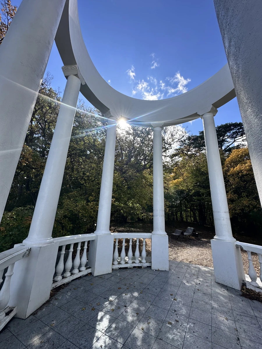 Серебряная беседка на горе Ай-петри