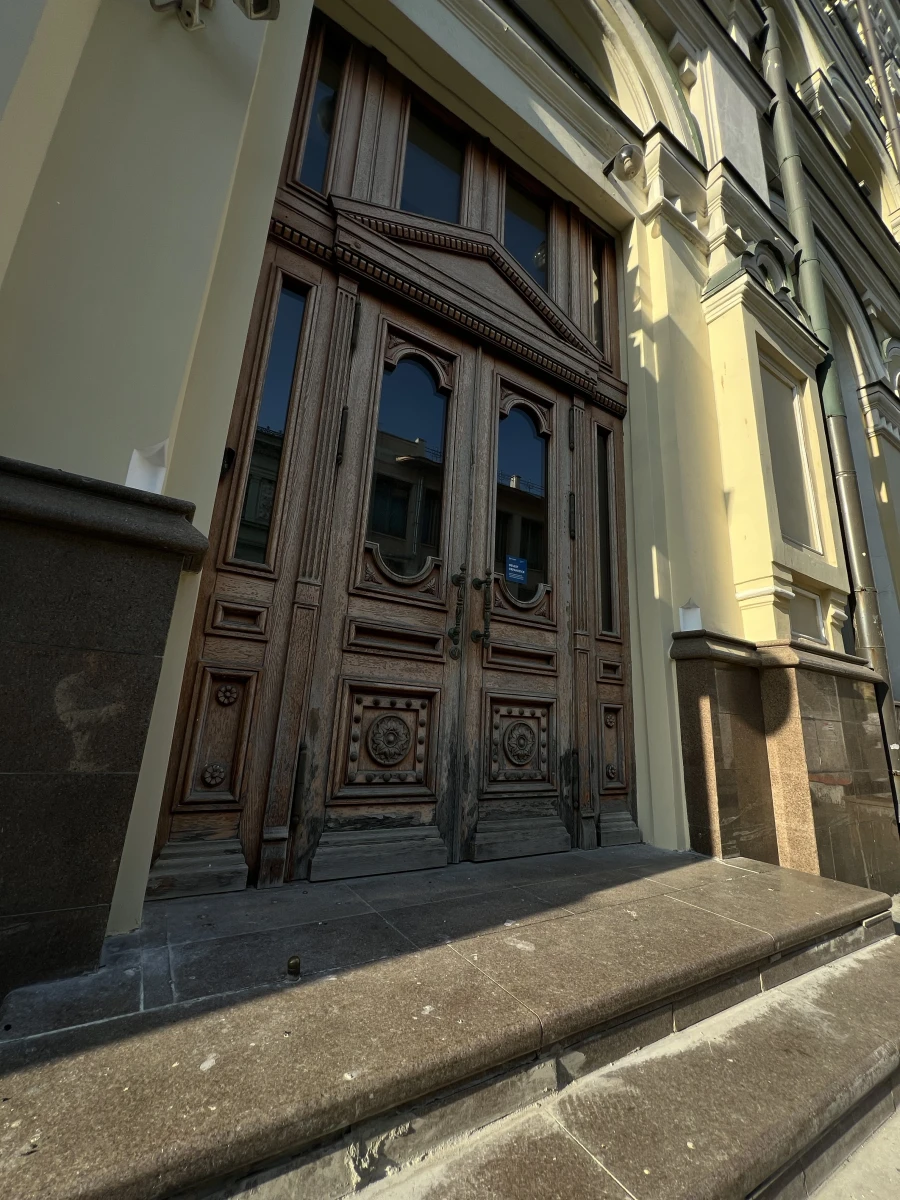 Красивая дверь на Кузнецком мосту