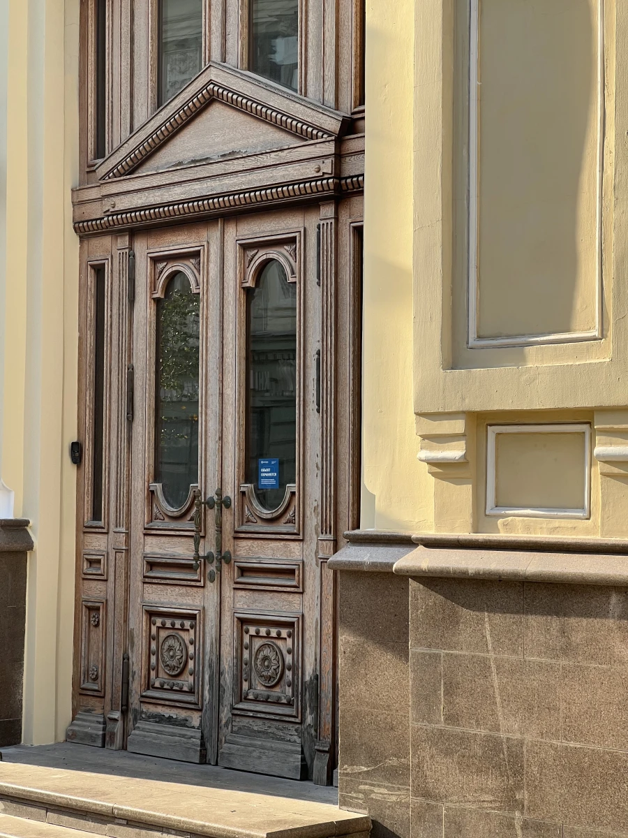 Красивая дверь на Кузнецком мосту