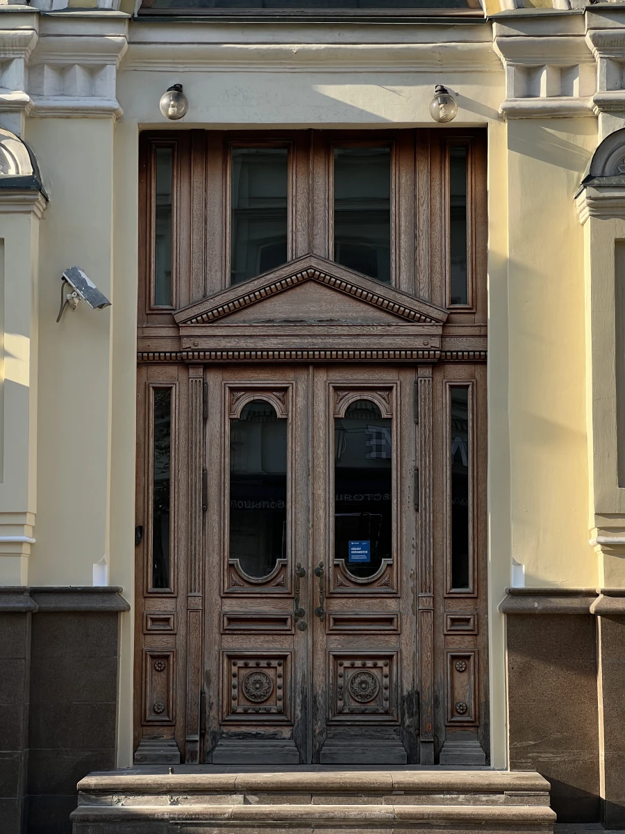 Красивая дверь на Кузнецком мосту